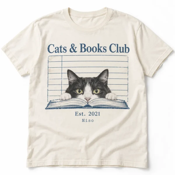Cat book lover shirt – Cat Book Club Shirt with a black-and-white bobtail cat and the text "Cats & Books Club", "Est. 2021", "Miso", product photo on a white background