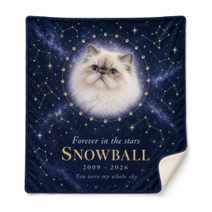 Cat memorial blanket personalized – Cat Memorial Star Map Blanket with a white Himalayan and the text "Forever in the stars", "Snowball", "2009 – 2026", product photo on a white background